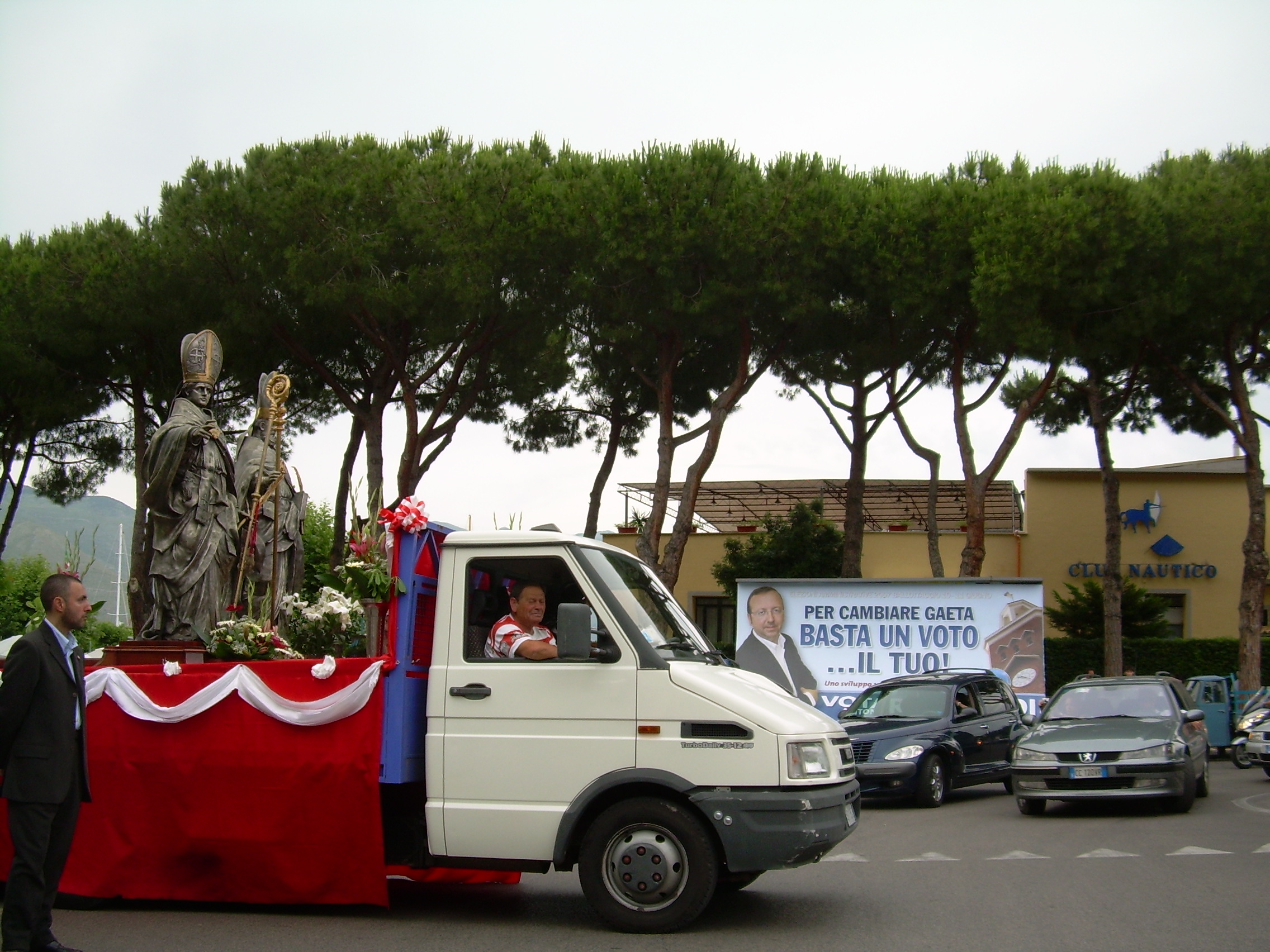Un popolo di santi, santini e patroni