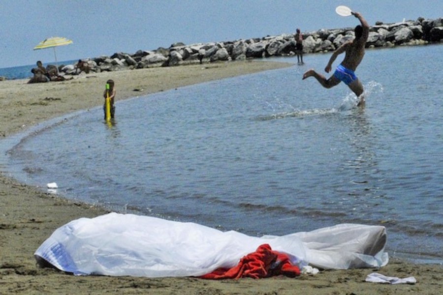 Il morto in spiaggia